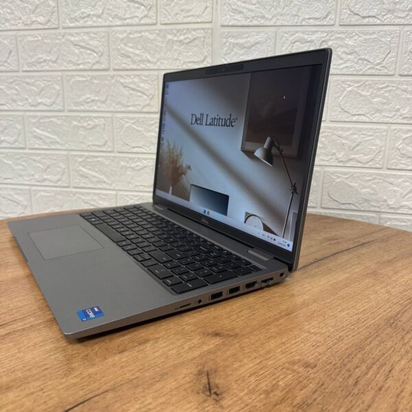 Ультрабук Б-клас Dell Latitude 5520 / 15.6" (1920x1080) IPS Touch / Intel Core i7-1165G7 (4 (8) ядра по 2.8 - 4.7 GHz) / 16 GB DDR4 / 512 GB SSD / Intel Iris Xe Graphics / WebCam - Зображення 5