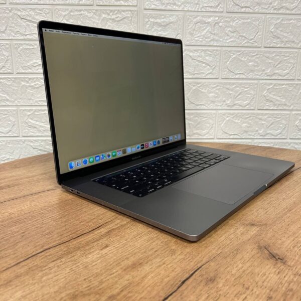 Ультрабук Б-клас Apple MacBook Pro 16 2019 A2141 / 16" (3072x1920) IPS / Intel Core i7-9750H (6 (12) ядер по 2.6 - 4.5 GHz) / 16 GB DDR4 / 512 GB SSD / AMD Radeon Pro 5300M, 4 GB GDDR6, 128-bit / WebCam / MacOS - Зображення 4