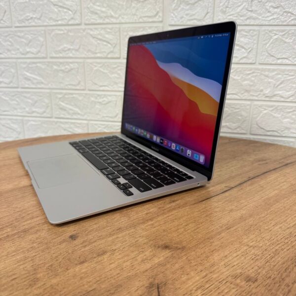 Ультрабук Apple MacBook Air 13 2020 A2337 / 13.3" (2560x1600) IPS / Apple M1 (8 ядер по 2.1 - 3.2 GHz) / 8 GB DDR3 / 256 GB SSD / Apple M1 Graphics / WebCam / MacOS - Зображення 5