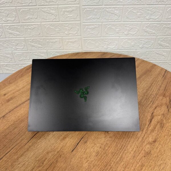Ігровий ноутбук Razer Blade 16 RZ09-0483 / 16" (3840x2400) MiniLED / Intel Core i9-13950HX (24 (32) ядра по 2.2 - 5.5 GHz) / 32 GB DDR5 / 2000 GB SSD NVMe / nVidia GeForce RTX 4090, 16 GB GDDR6, 256-bit / WebCam - Зображення 3