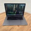 Ігровий ультрабук Б-клас Apple MacBook Pro A1990 2018 / 15.4" (2880x1800) IPS / Intel Core i7-8750H (6 (12) ядер по 2.2 - 4.1 GHz) / 16 GB DDR4 / 256 GB SSD / AMD Radeon Pro 555X, 4 GB GDDR5, 128-bit / WebCam / macOS - Зображення 2