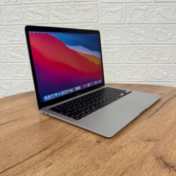 Ультрабук Apple MacBook Air 13 2020 A2337 / 13.3" (2560x1600) IPS / Apple M1 (8 ядер по 2.1 - 3.2 GHz) / 8 GB DDR3 / 256 GB SSD / Apple M1 Graphics / WebCam / MacOS - Зображення 4