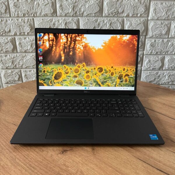 Ноутбук Б-клас Dell Latitude 3520 / 15.6" (1366x768) TN / Intel Core i5-1135G7 (4 (8) ядра по 2.4 - 4.2 GHz) / 8 GB DDR4 / 256 GB SSD / Intel Iris Xe Graphics / WebCam - Зображення 2