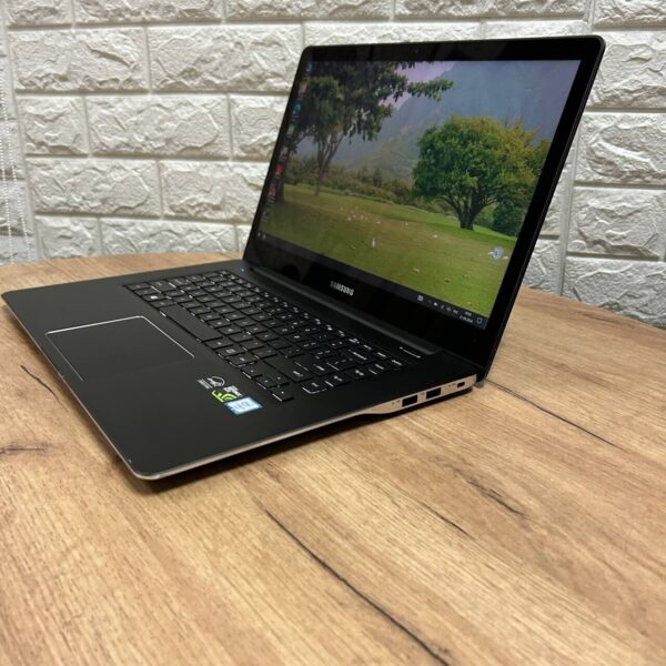 Ігровий ноутбук Б-клас Samsung NP950Z5L-X03US / 15.6" (3840x2160) IPS Touch / Intel Core i7-6700HQ (4 (8) ядра по 2.6 - 3.5 GHz) / 16 GB DDR4 / 256 GB SSD / nVidia GeForce GTX 950M, 2 GB GDDR5, 128-bit / WebCam - Зображення 5