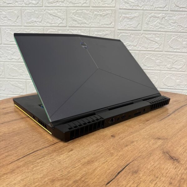 Ігровий ноутбук Dell Alienware 15 R3 / 15.6" (1920x1080) IPS / Intel Core i7-6820HQ (4 (8) ядра по 2.7 - 3.6 GHz) / 16 GB DDR4 / 500 GB SSD / nVidia GeForce GTX 1070, 8 GB GDDR5, 256-bit / WebCam - Зображення 6