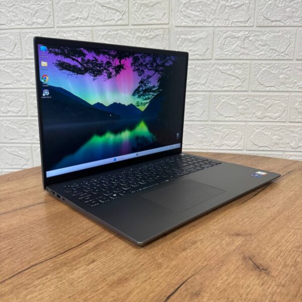 Ультрабук Б-клас Dell Vostro 5630 / 16" (1920x1200) IPS / Intel Core i7-1360P (12 (16) ядер по 2.2 - 5.0 GHz) / 16 GB DDR5 / 512 GB SSD / Intel Iris Xe Graphics / WebCam - Зображення 4