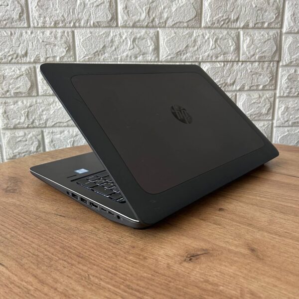 Мобільна рабоча станція Б-клас HP ZBook Studio G4 / 15.6" (1920x1080) TN / Intel Xeon E3-1505M v6 (4 (8) ядра по 3.0 - 4.0 GHz) / 16 GB DDR4 / 256 GB SSD M.2 / nVidia Quadro M620, 2 GB GDDR5, 128-bit / WebCam - Зображення 6
