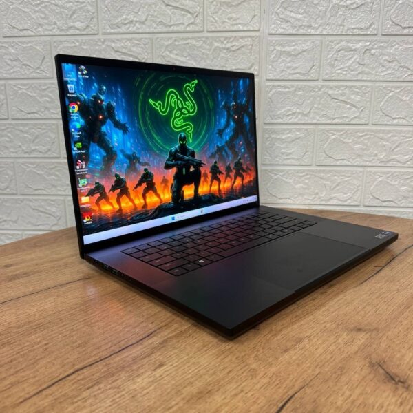 Ігровий ноутбук Razer Blade 16 RZ09-0483 / 16" (3840x2400) MiniLED / Intel Core i9-13950HX (24 (32) ядра по 2.2 - 5.5 GHz) / 32 GB DDR5 / 2000 GB SSD NVMe / nVidia GeForce RTX 4090, 16 GB GDDR6, 256-bit / WebCam - Зображення 4