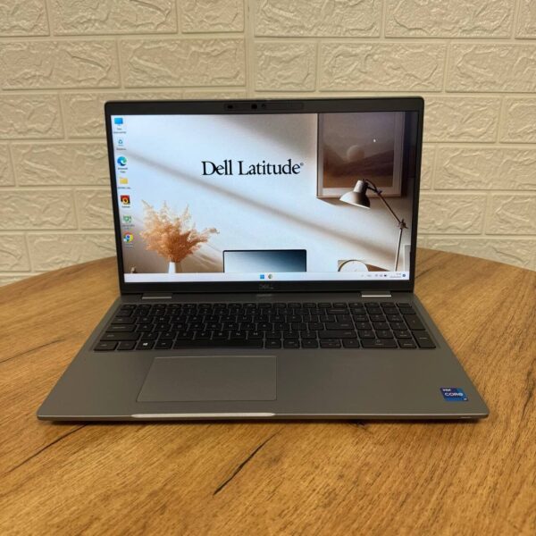 Ультрабук Б-клас Dell Latitude 5520 / 15.6" (1920x1080) IPS Touch / Intel Core i7-1165G7 (4 (8) ядра по 2.8 - 4.7 GHz) / 16 GB DDR4 / 512 GB SSD / Intel Iris Xe Graphics / WebCam - Зображення 2