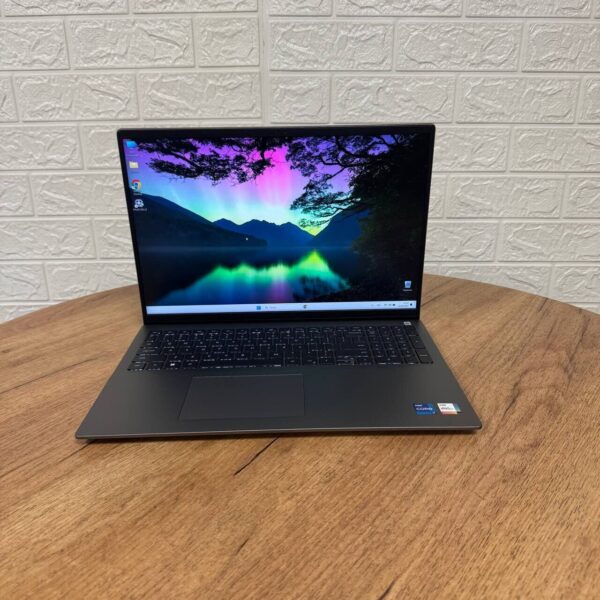 Ультрабук Б-клас Dell Vostro 5630 / 16" (1920x1200) IPS / Intel Core i7-1360P (12 (16) ядер по 2.2 - 5.0 GHz) / 16 GB DDR5 / 512 GB SSD / Intel Iris Xe Graphics / WebCam - Зображення 2