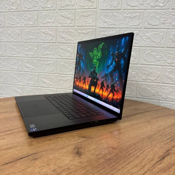 Ігровий ноутбук Razer Blade 16 RZ09-0483 / 16" (3840x2400) MiniLED / Intel Core i9-13950HX (24 (32) ядра по 2.2 - 5.5 GHz) / 32 GB DDR5 / 2000 GB SSD NVMe / nVidia GeForce RTX 4090, 16 GB GDDR6, 256-bit / WebCam - Зображення 5