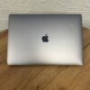 Ігровий ультрабук Б-клас Apple MacBook Pro A1990 2018 / 15.4" (2880x1800) IPS / Intel Core i7-8750H (6 (12) ядер по 2.2 - 4.1 GHz) / 16 GB DDR4 / 256 GB SSD / AMD Radeon Pro 555X, 4 GB GDDR5, 128-bit / WebCam / macOS - Зображення 3