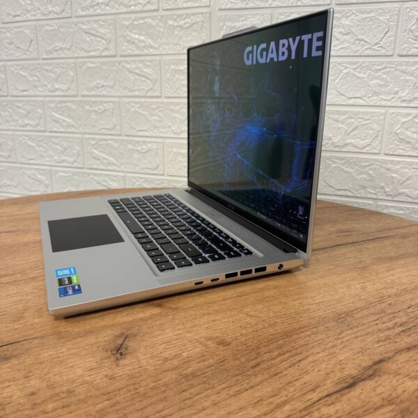 Ігровий ноутбук Б-клас Gigabyte Aero 16 XE5 / 16" (3840x2400) OLED / Intel Core i7-12700H (14 (20) ядер по 3.5 - 4.7 GHz) / 16 GB DDR5 / 1000 GB SSD / nVidia GeForce RTX 3070 Ti, 8 GB GDDR6, 256-bit / WebCam - Зображення 5
