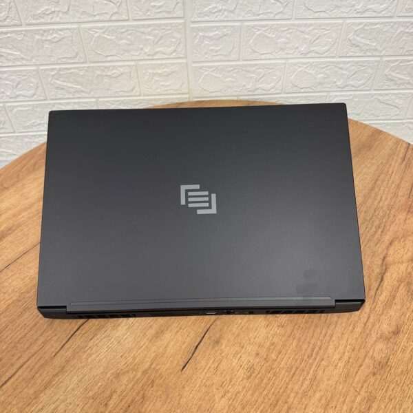 Ігровий ноутбук Maingear Element MG-ELMT002-2070S / 17.3" (1920x1080) IPS / Intel Core i7-10875H (8 (16) ядер по 2.3 - 5.1 GHz) / 16 GB DDR4 / 512 GB SSD / nVidia GeForce RTX 2070 Super, 8 GB GDDR6, 256-bit / WebCam - Зображення 3