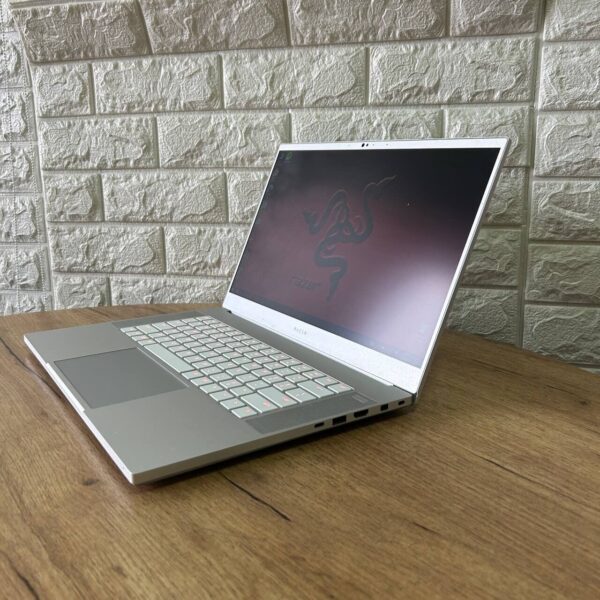 Ігровий ноутбук Б-клас Razer Blade 15 RZ09-0301 Silver / 15.6" (1920x1080) IPS / Intel Core i7-9750H (6 (12) ядер по 2.6 - 4.5 GHz) / 16 GB DDR4 / 512 GB SSD / nVidia GeForce RTX 2070 Max-Q, 8 GB GDDR6, 256-bit / WebCam - Зображення 5