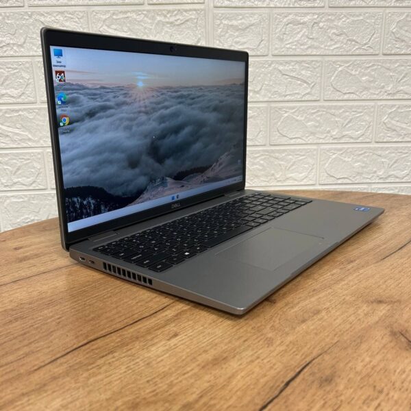 Ультрабук Б-клас Dell Latitude 5520 / 15.6" (1920x1080) IPS / Intel Core i5-1145G7 (4 (8) ядра по 4.4 GHz) / 16 GB DDR4 / 512 GB SSD NVMe / Intel Iris Xe Graphics / WebCam - Зображення 4
