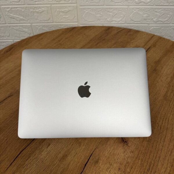 Ультрабук Apple MacBook Air 13 2020 A2337 / 13.3" (2560x1600) IPS / Apple M1 (8 ядер по 2.1 - 3.2 GHz) / 8 GB DDR3 / 256 GB SSD / Apple M1 Graphics / WebCam / MacOS - Зображення 3