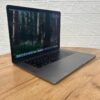 Ігровий ультрабук Б-клас Apple MacBook Pro A1990 2018 / 15.4" (2880x1800) IPS / Intel Core i7-8750H (6 (12) ядер по 2.2 - 4.1 GHz) / 16 GB DDR4 / 256 GB SSD / AMD Radeon Pro 555X, 4 GB GDDR5, 128-bit / WebCam / macOS - Зображення 4