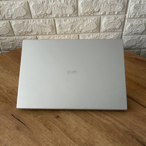 Ультрабук Б-клас LG Gram 14Z90P / 14" (1920x1080) IPS / Intel Core i5-1135G7 (4 (8) ядра по 2.4 - 4.2 GHz) / 8 GB DDR4 / 256 GB SSD / Intel Iris Xe Graphics / WebCam - Зображення 3