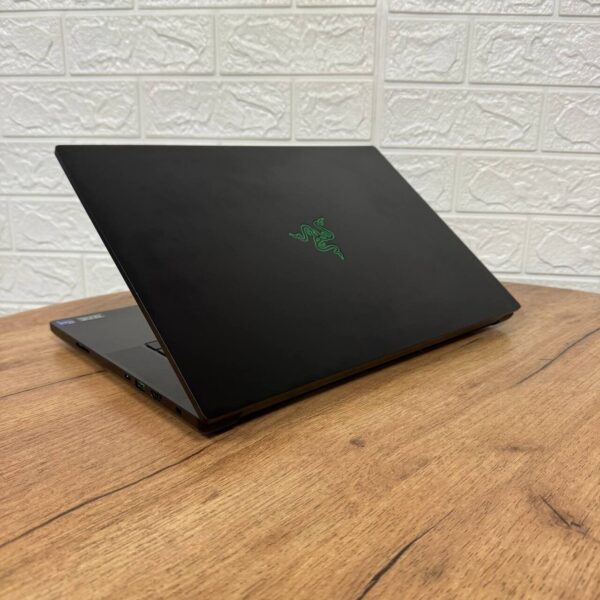 Ігровий ноутбук Razer Blade 16 RZ09-0483 / 16" (3840x2400) MiniLED / Intel Core i9-13950HX (24 (32) ядра по 2.2 - 5.5 GHz) / 32 GB DDR5 / 2000 GB SSD NVMe / nVidia GeForce RTX 4090, 16 GB GDDR6, 256-bit / WebCam - Зображення 6