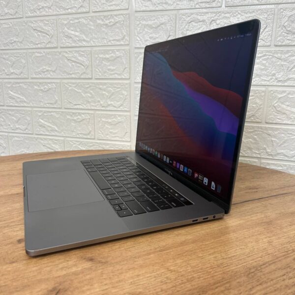 Ігровий ультрабук Б-клас Apple MacBook Pro 2017 A1707 / 15.4" (2880x1800) IPS / Intel Core i7-4810MQ (4 (8) ядра по 2.8 - 3.8 GHz) / 16 GB DDR4 / 256 GB SSD / AMD Radeon Pro 555, 2 GB GDDR5, 128-bit / WebCam / MacOS - Зображення 5