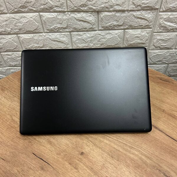 Ігровий ноутбук Б-клас Samsung NP950Z5L-X03US / 15.6" (3840x2160) IPS Touch / Intel Core i7-6700HQ (4 (8) ядра по 2.6 - 3.5 GHz) / 16 GB DDR4 / 256 GB SSD / nVidia GeForce GTX 950M, 2 GB GDDR5, 128-bit / WebCam - Зображення 3