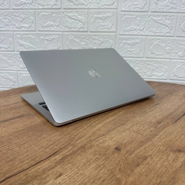 Ультрабук Apple MacBook Air 13 2020 A2337 / 13.3" (2560x1600) IPS / Apple M1 (8 ядер по 2.1 - 3.2 GHz) / 8 GB DDR3 / 256 GB SSD / Apple M1 Graphics / WebCam / MacOS - Зображення 6