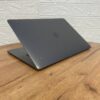 Ігровий ультрабук Б-клас Apple MacBook Pro A1990 2018 / 15.4" (2880x1800) IPS / Intel Core i7-8750H (6 (12) ядер по 2.2 - 4.1 GHz) / 16 GB DDR4 / 256 GB SSD / AMD Radeon Pro 555X, 4 GB GDDR5, 128-bit / WebCam / macOS - Зображення 6