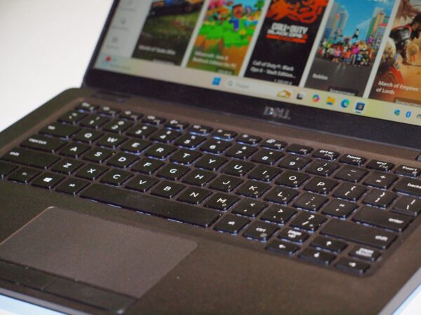 Ноутбук Dell Latitude 5300 / 13.3" (1920x1080) IPS / Intel Core i5-8365U (4 (8) ядра по 1.6 - 4.1 GHz) / 16 GB DDR4 / 256 GB SSD / Intel UHD Graphics / WebCam - Зображення 5
