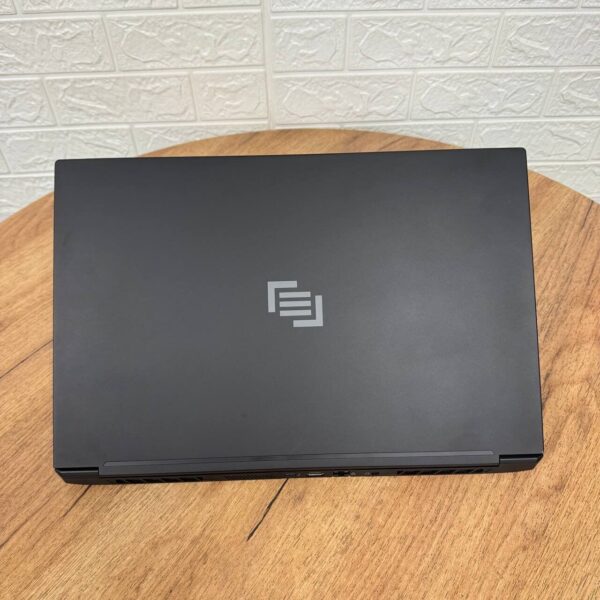 Ігровий ноутбук Б-клас Maingear Element MG-ELMT002-2070S / 17.3" (1920x1080) IPS / Intel Core i7-10875H (8 (16) ядер по 2.3 - 5.1 GHz) / 16 GB DDR4 / 512 GB SSD / nVidia GeForce RTX 2070 Super, 8 GB GDDR6, 256-bit / WebCam - Зображення 3