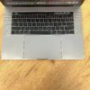 Ігровий ультрабук Б-клас Apple MacBook Pro A1990 2018 / 15.4" (2880x1800) IPS / Intel Core i7-8750H (6 (12) ядер по 2.2 - 4.1 GHz) / 16 GB DDR4 / 256 GB SSD / AMD Radeon Pro 555X, 4 GB GDDR5, 128-bit / WebCam / macOS - Зображення 7