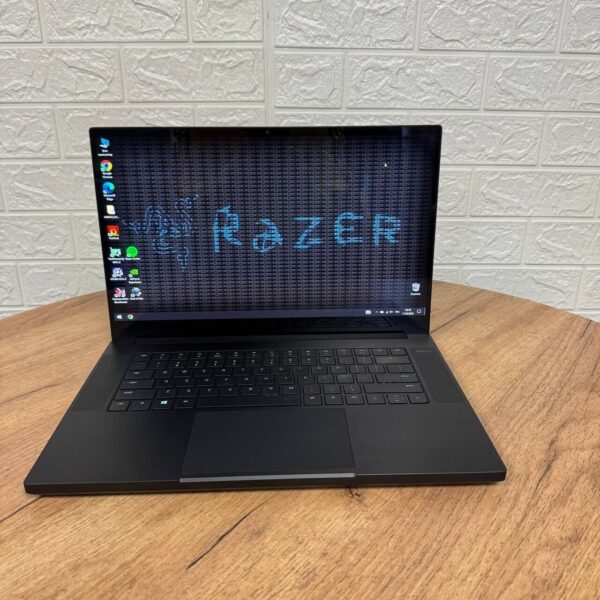 Ігровий ноутбук Б-клас Razer Blade 15 RZ09-0328 / 15.6" (3840x2160) IPS / Intel Core i7-10750H (6 (12) ядер по 2.6 - 5.0 GHz) / 32 GB DDR4 / 512 GB SSD NVMe / nVidia GeForce RTX 2070 Max-Q, 8 GB GDDR6, 256-bit / WebCam - Зображення 2