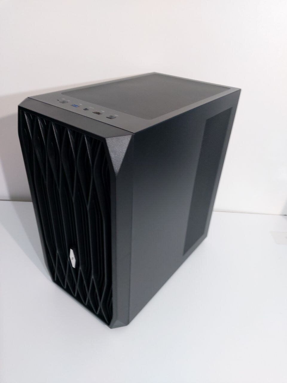 Ігровй ПК 1stPlayer Ariya AY7 Tower / Intel Core i5-9400 (6 ядер по 2.9 - 4.1 GHz) / 16 GB DDR4 / 480 GB SSD + 512 GB SSD M.2 / AMD Radeon RX 580, 8 GB GDDR5, 256-bit / 500W + Кабелі DVI та живлення - Зображення 5