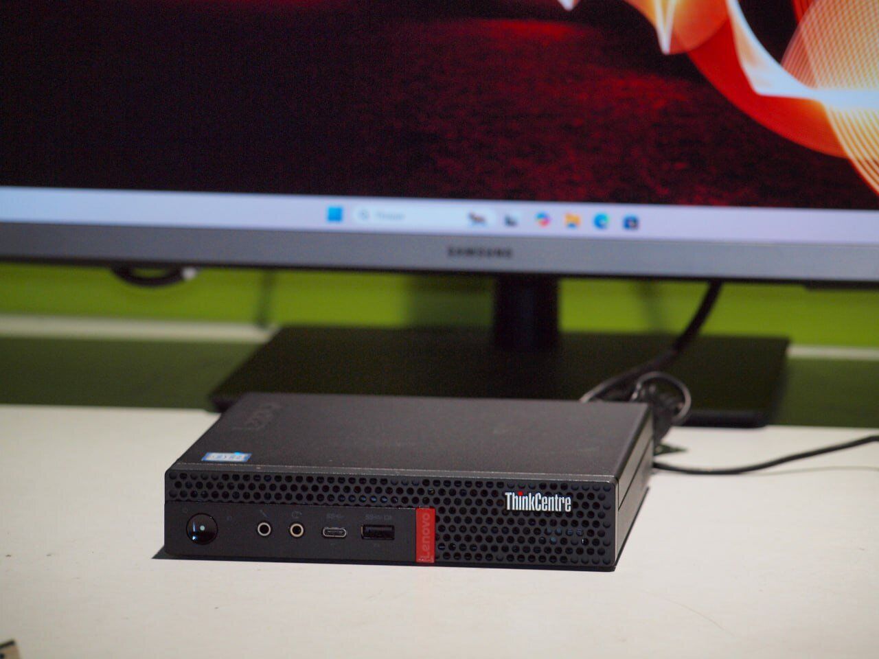 Неттоп Lenovo ThinkCentre M720q Tiny USFF / Intel Core i5-8400T (6 ядер по 1.7 - 3.3 GHz) / 8 GB DDR4 / 256 GB SSD / Intel UHD Graphics 630 - Зображення 2