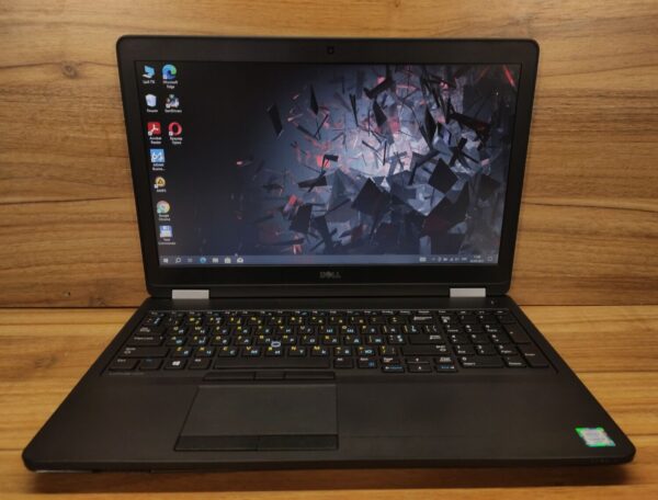 Ноутбук Б-клас Dell Latitude E5570 / 15.6" (1366x768) TN / Intel Core i5-6300U (2 (4) ядра по 2.4 GHz) / 8 GB DDR4 / 256 GB SSD / Intel HD Graphics 520 / WebCam - Зображення 2