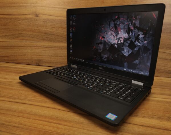 Ноутбук Б-клас Dell Latitude E5570 / 15.6" (1366x768) TN / Intel Core i5-6300U (2 (4) ядра по 2.4 GHz) / 8 GB DDR4 / 256 GB SSD / Intel HD Graphics 520 / WebCam - Зображення 3