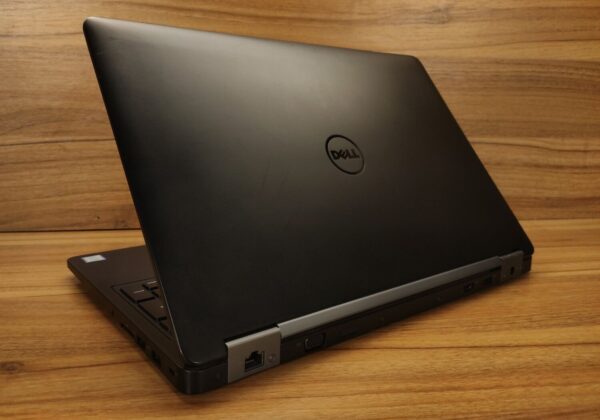 Ноутбук Б-клас Dell Latitude E5570 / 15.6" (1366x768) TN / Intel Core i5-6300U (2 (4) ядра по 2.4 GHz) / 8 GB DDR4 / 256 GB SSD / Intel HD Graphics 520 / WebCam - Зображення 6