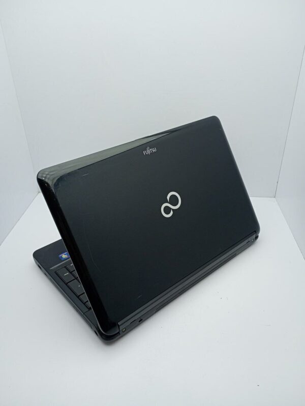 Ноутбук Fujitsu Lifebook AH530 / 15.6" (1366x768) TN / Intel Core i5-520M (2 (4) ядра по 2.4 - 2.93 GHz) / 6 GB DDR3 / 500 GB HDD / Intel HD Graphics 2000 / WebCam - Зображення 7