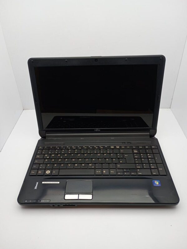 Ноутбук Fujitsu Lifebook AH530 / 15.6" (1366x768) TN / Intel Core i5-520M (2 (4) ядра по 2.4 - 2.93 GHz) / 6 GB DDR3 / 500 GB HDD / Intel HD Graphics 2000 / WebCam - Зображення 2
