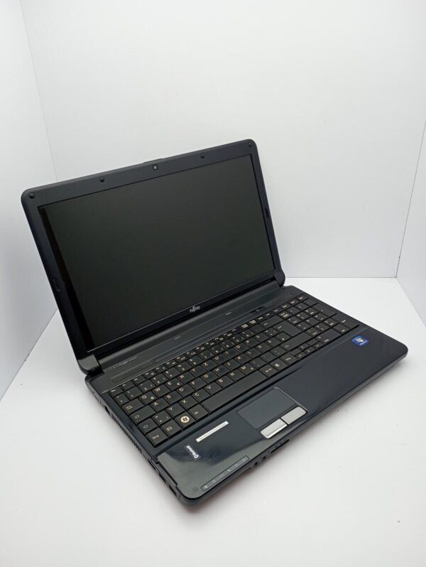 Ноутбук Fujitsu Lifebook AH530 / 15.6" (1366x768) TN / Intel Core i5-520M (2 (4) ядра по 2.4 - 2.93 GHz) / 6 GB DDR3 / 500 GB HDD / Intel HD Graphics 2000 / WebCam - Зображення 3