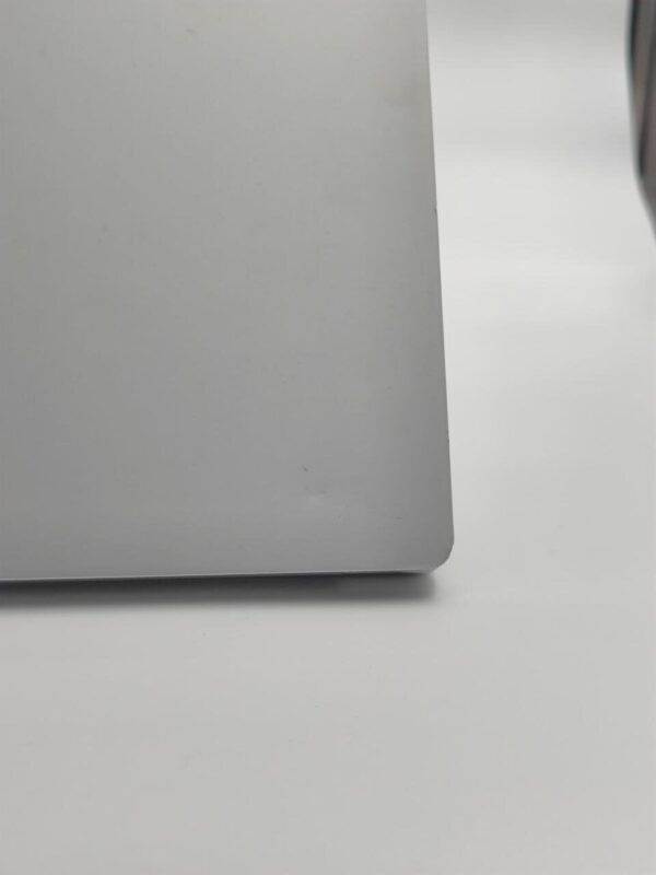 Ультрабук Б-клас Microsoft Surface Laptop 2 1769 / 13.5" (2256x1504) IPS NoTouch / Intel Core i7-8650U (4 (8) ядра по 1.9 - 4.2 GHz) / 16 GB DDR3 / 480 GB SSD / Intel UHD Graphics 620 / WebCam - Зображення 8
