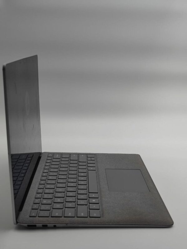 Ультрабук Б-клас Microsoft Surface Laptop 2 1769 / 13.5" (2256x1504) IPS NoTouch / Intel Core i7-8650U (4 (8) ядра по 1.9 - 4.2 GHz) / 16 GB DDR3 / 480 GB SSD / Intel UHD Graphics 620 / WebCam - Зображення 5