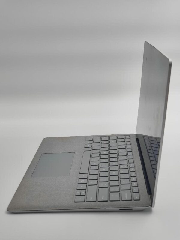 Ультрабук Б-клас Microsoft Surface Laptop 2 1769 / 13.5" (2256x1504) IPS NoTouch / Intel Core i7-8650U (4 (8) ядра по 1.9 - 4.2 GHz) / 16 GB DDR3 / 480 GB SSD / Intel UHD Graphics 620 / WebCam - Зображення 4