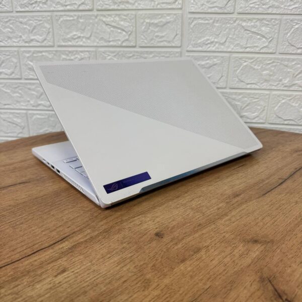 Ігровий ноутбук Б-клас Asus ROG Zephyrus G14 GA402RJ / 14" (2560x1600) IPS / AMD Ryzen 9 6900HS (8 (16) ядер по 3.3 - 4.9 GHz) / 16 GB DDR5 / 1000 GB SSD / AMD Radeon RX 6700S, 8 GB GDDR6, 128-bit / WebCam - Зображення 6