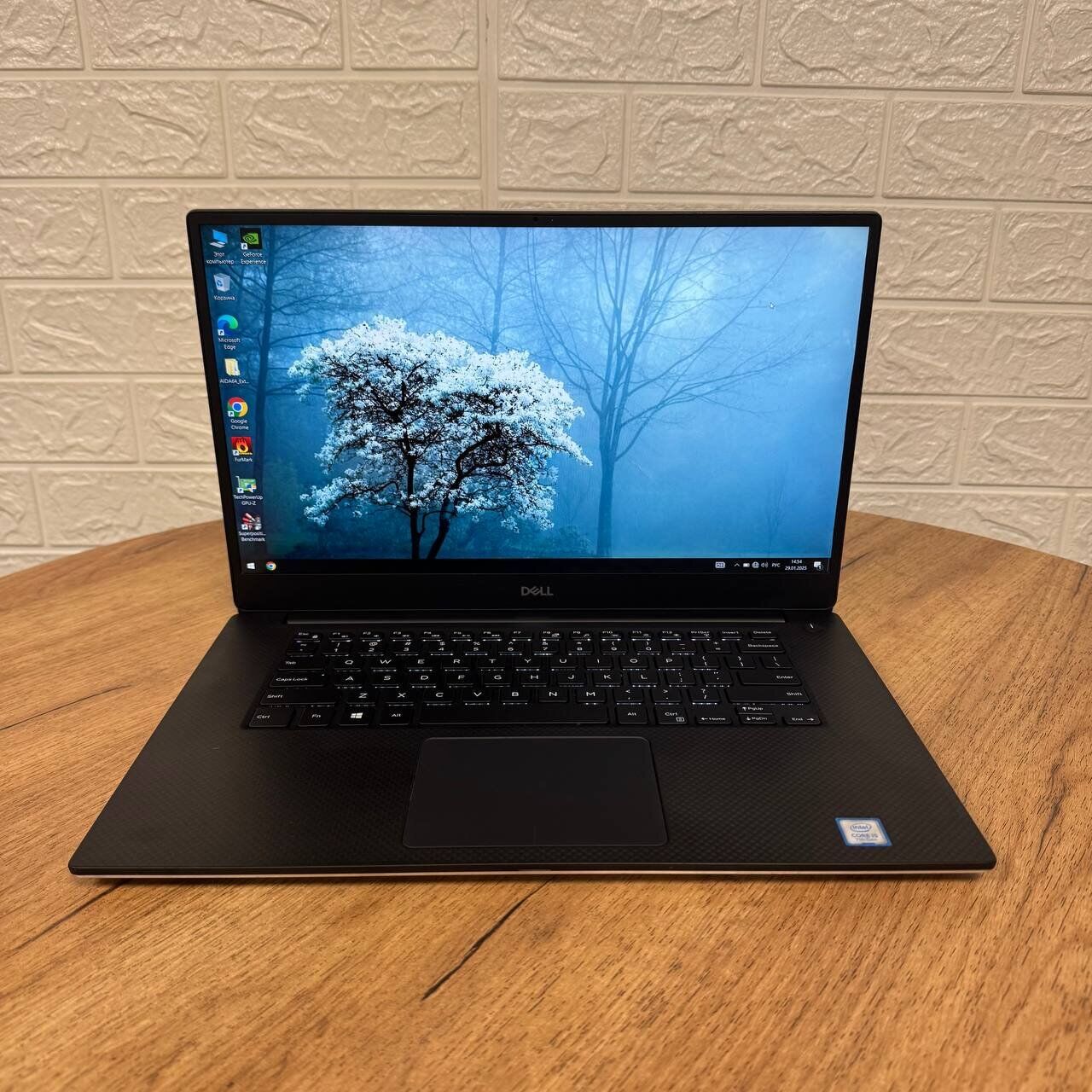 Ігровий ноутбук Б-клас Dell XPS 15 9560 / 15.6" (1920x1080) IPS / Intel Core i5-7300HQ (4 ядра по 2.5 - 3.5 GHz) / 8 GB DDR4 / 256 GB SSD / nVidia GeForce GTX 1050, 4 GB GDDR5, 128-bit / WebCam - Зображення 2