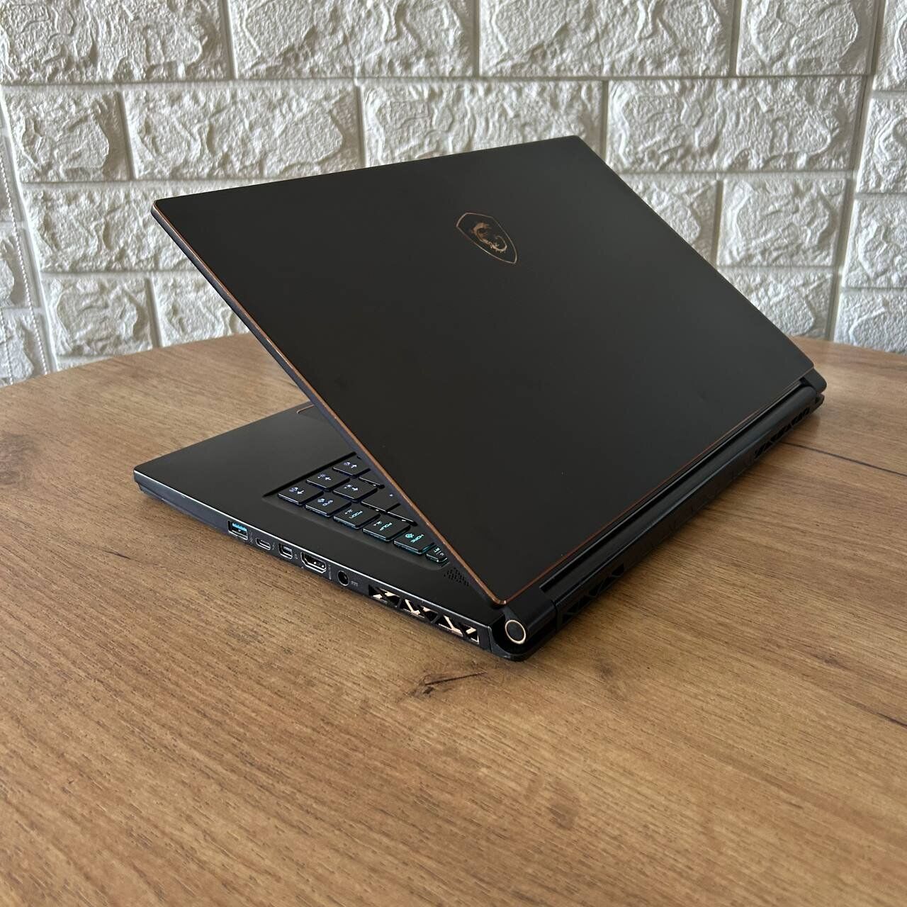 Ігровий ноутбук Б-клас MSI GS65 Stealth 8SF / 15.6" (1920x1080) IPS / Intel Core i7-8750H (6 (12) ядра по 2.2 - 4.1 GHz) / 32 GB DDR4 / 512 GB SSD / nVidia GeForce RTX 2060, 6 GB GDDR6, 192-bit / WebCam - Зображення 6