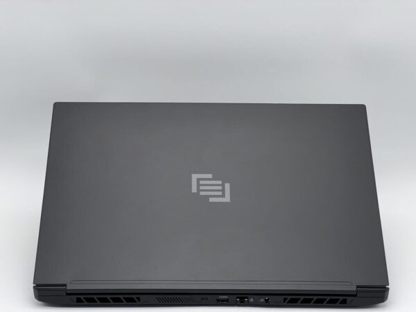 Ігровий ноутбук Maingear Vector Pro 2 17 / 17.3" (2560x1440) IPS / Intel Core i9-12900H (14 (20) ядер по 3.8 - 5.0 GHz) / 16 GB DDR5 / 960 GB SSD / nVidia GeForce RTX 3080 Ti, 16 GB GDDR6, 256-bit / WebCam - Зображення 5