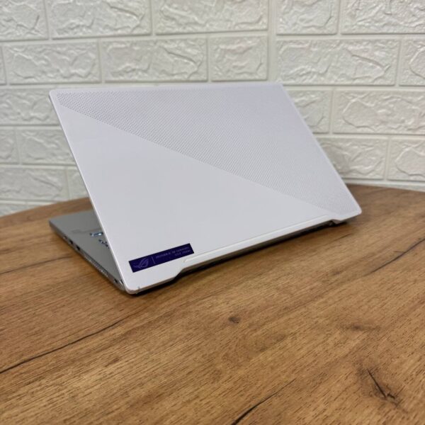Ігровий ультрабук Asus ROG Zephyrus G14 GA401QM White / 14" (1920x1080) IPS / AMD Ryzen 9 5900HS (8 (16) ядер по 3.0 - 4.6 GHz) / 16 GB DDR4 / 1000 GB SSD / nVidia GeForce RTX 3060, 6 GB GDDR6, 192-bit - Зображення 6