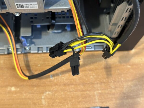 Комп'ютер Б-клас Dell Precision 3630 Tower / Intel Xeon E-2186G (6 (12) ядер по 3.8 - 4.7 GHz) / 32 GB DDR4 / 1000 GB SSD / Intel UHD Graphics P630 / 460W / DVD-ROM / DisplayPort / HDMI - Зображення 10