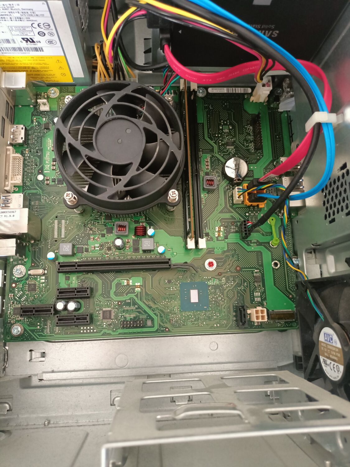 Комп'ютер Fujitsu Esprimo P557 E85 Tower / Intel Core i5-7400 (4 ядра по 3.0 - 3.5 GHz) / 8 GB DDR4 / 250 GB SSD / Intel HD Graphics 530 / 280W / DVD-ROM / DVI - Зображення 6